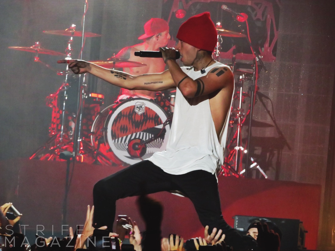 twenty-one-pilots-perform-with-tyler-josephs-dad-on-stage