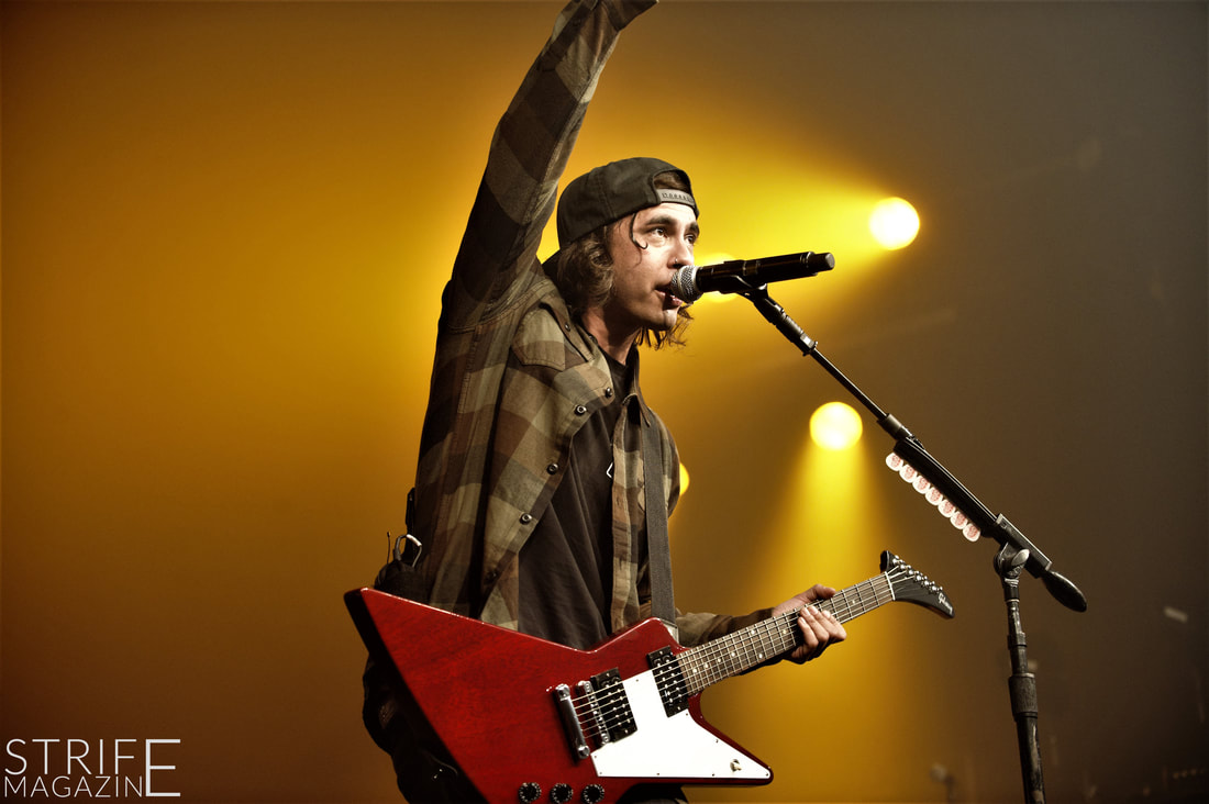 watch-pierce-the-veil-perform-with-a-day-to-remembers-jeremy-mckinnon