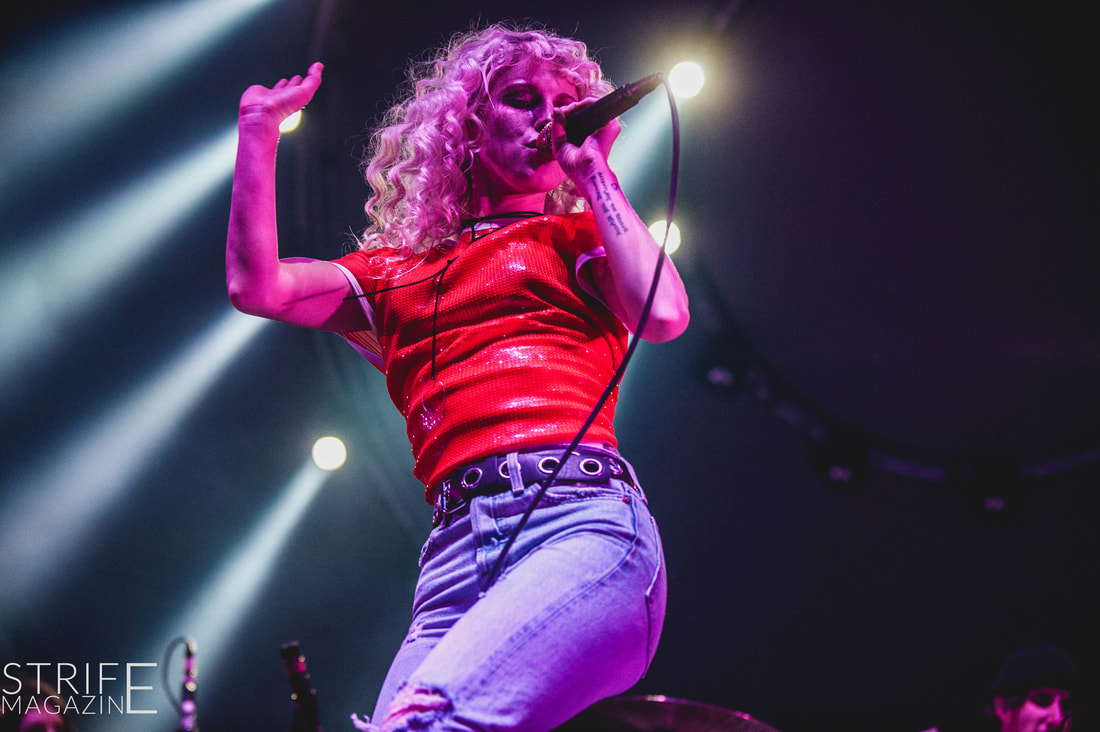 photo-review-paramore-take-after-laughter-to-amsterdam
