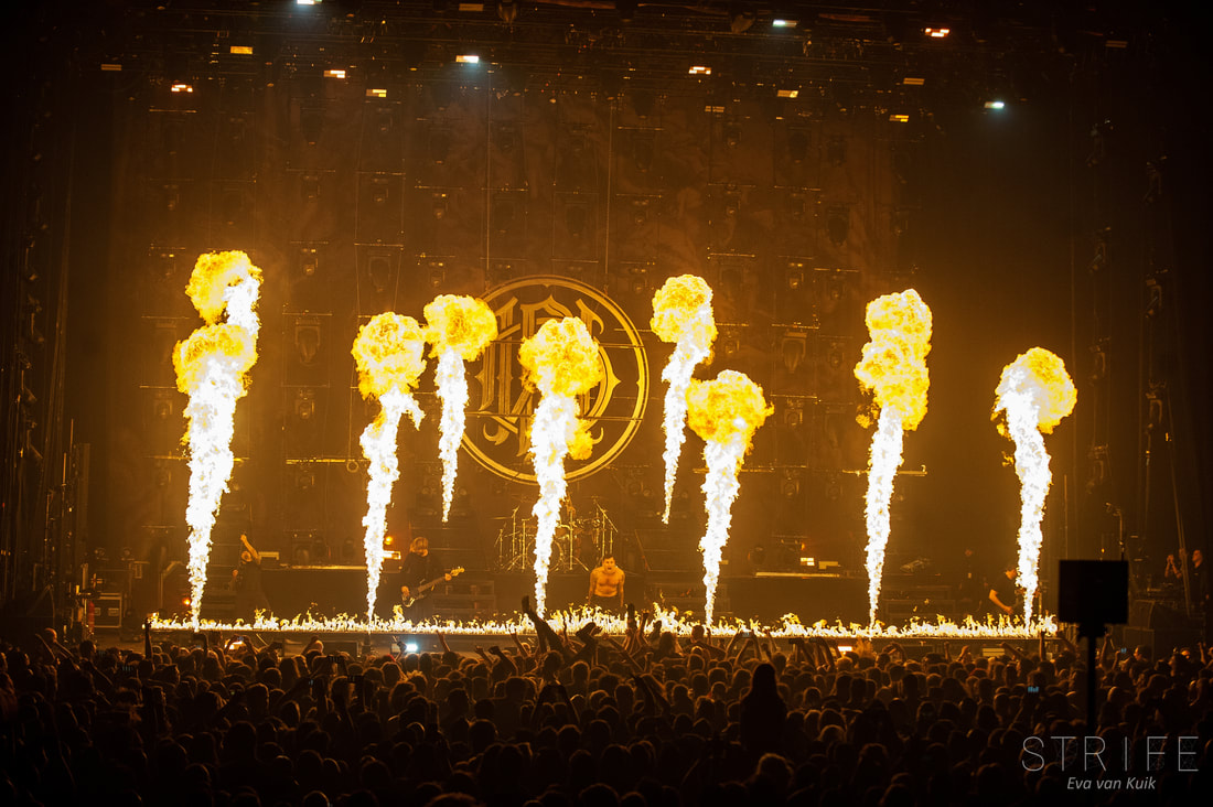 live-review-parkway-drive-set-amsterdam-ablaze-with-pyro-filled-show